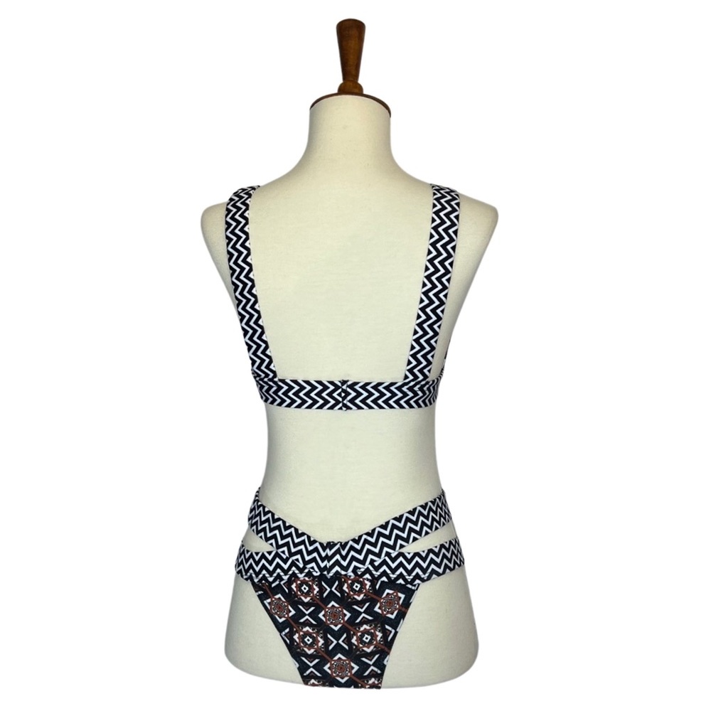 Strappy Black & White Chevron Geometric Bandage Bikini - Picture 11 of 15